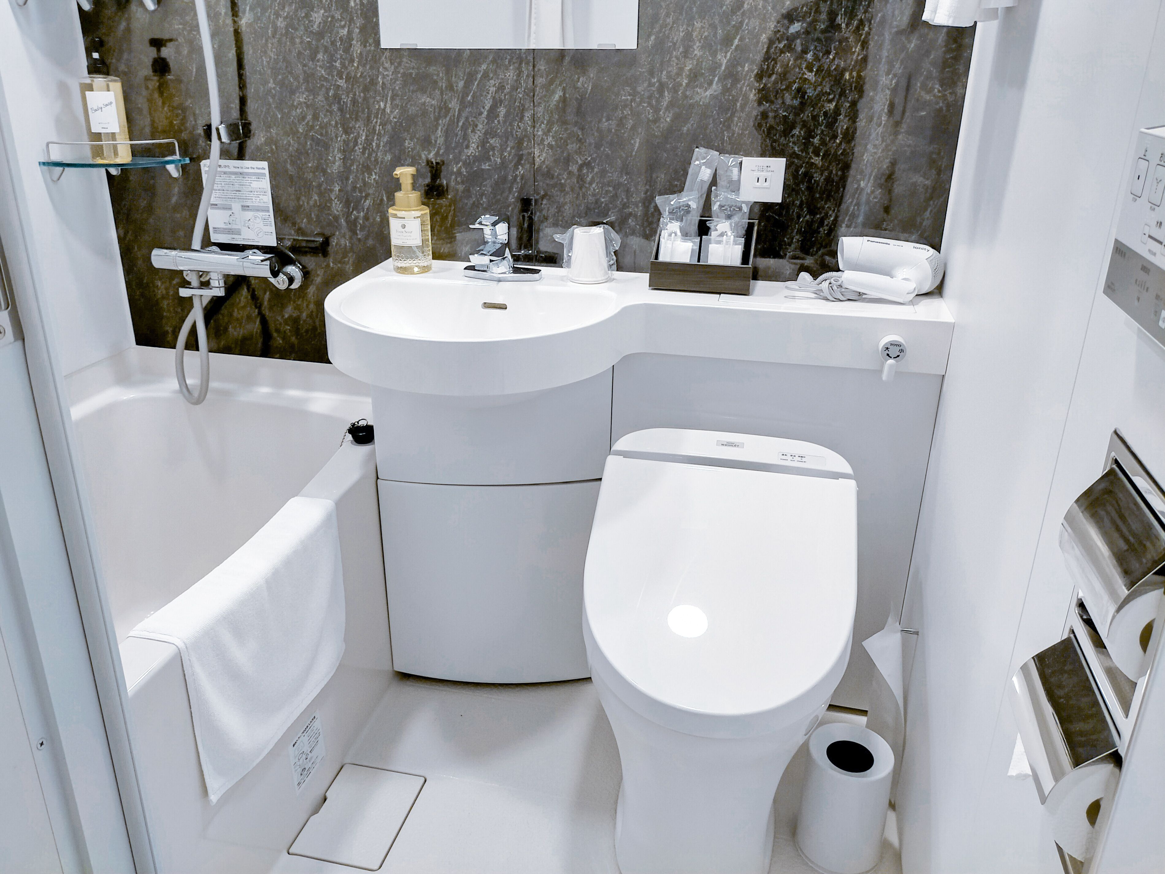 combined shower/bathtub, hydromassage showerhead, free toiletries