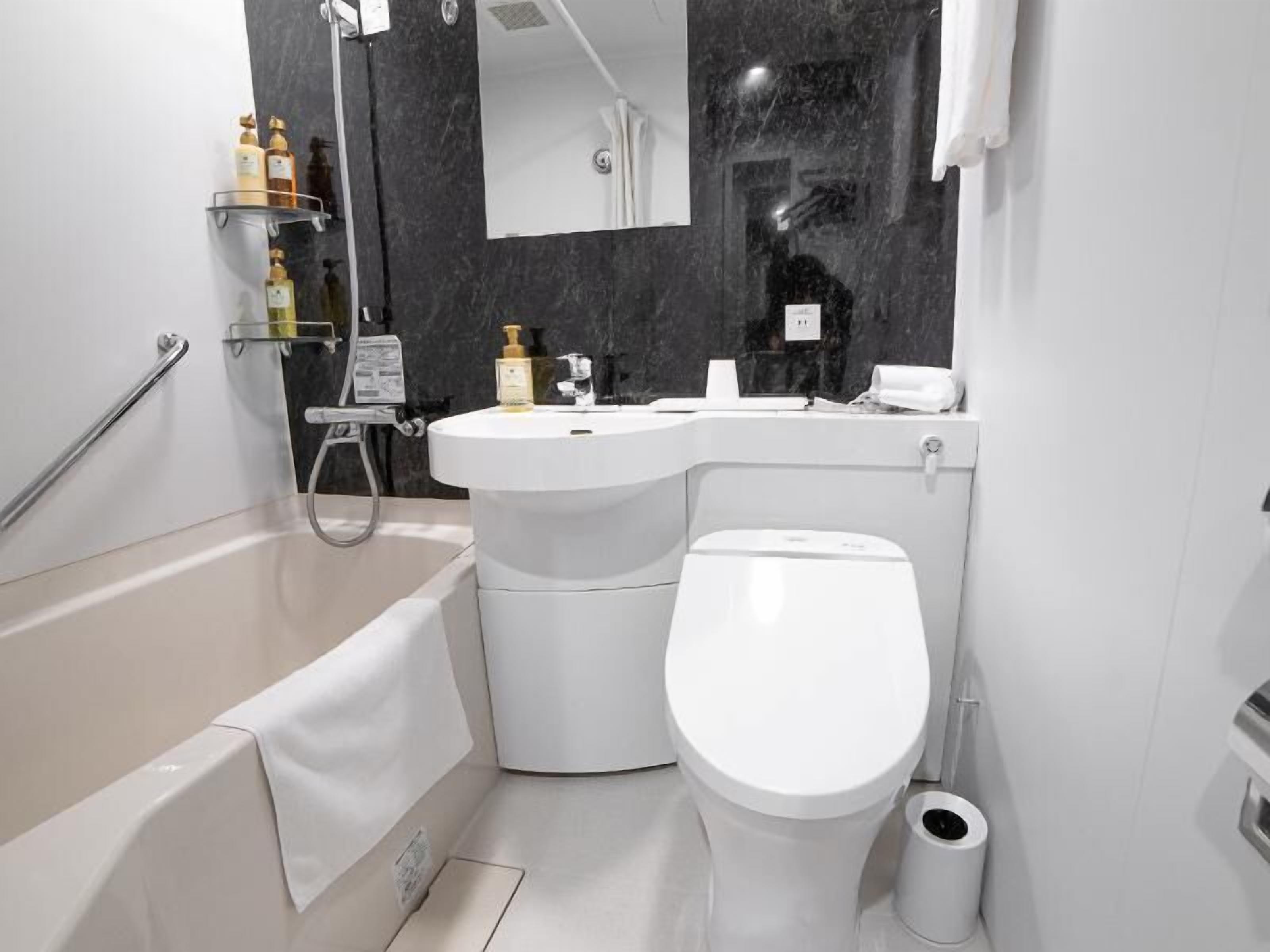 Bathroom | Combined shower/tub, hydromassage showerhead, free toiletries