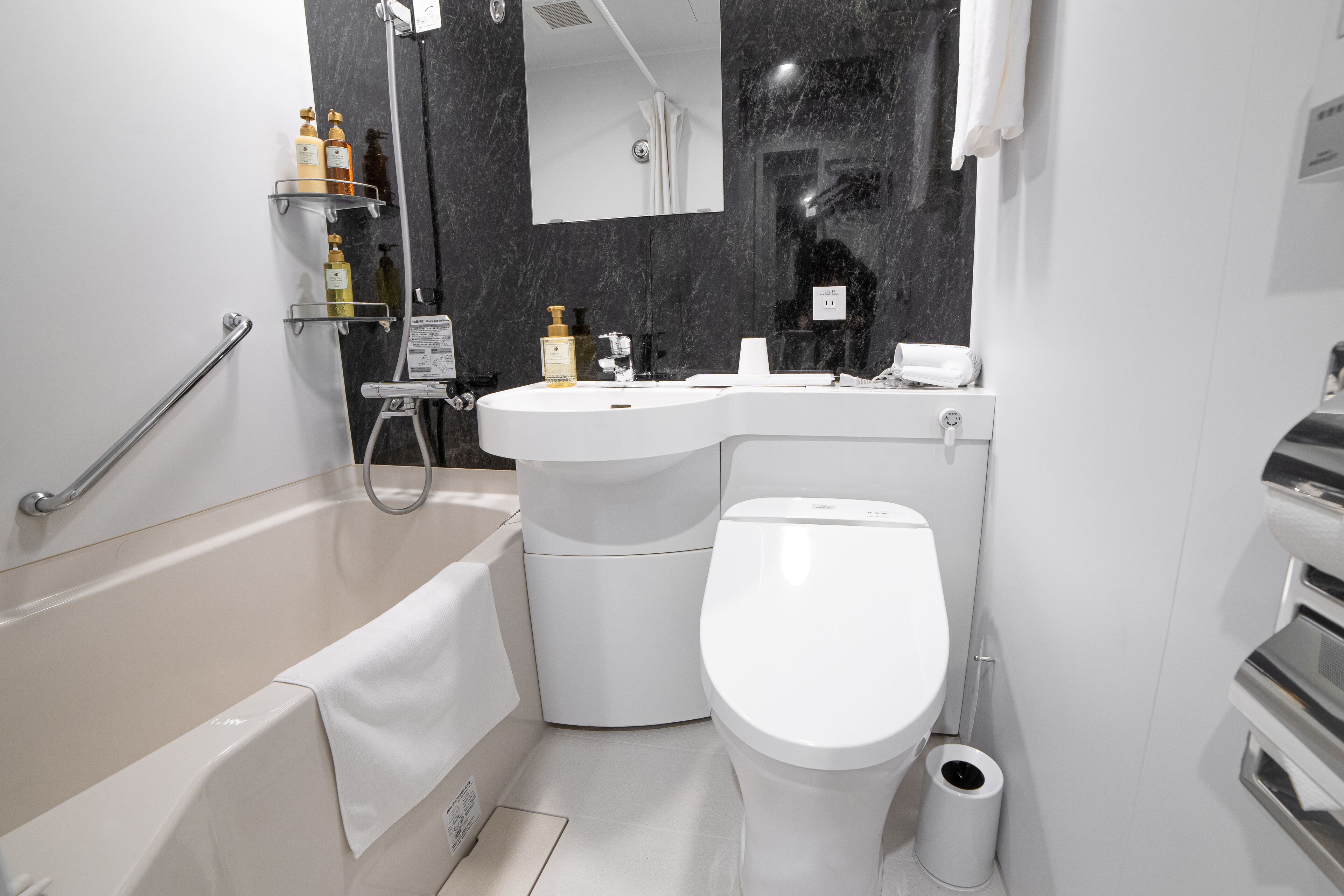 combined shower/bathtub, hydromassage showerhead, free toiletries