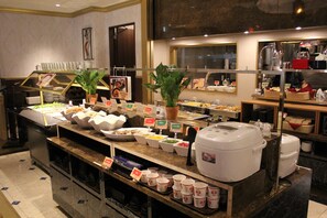 Daily buffet breakfast (JPY 2000 per person) - Henn na Hotel Tokyo Asakusabashi (Tokyo)