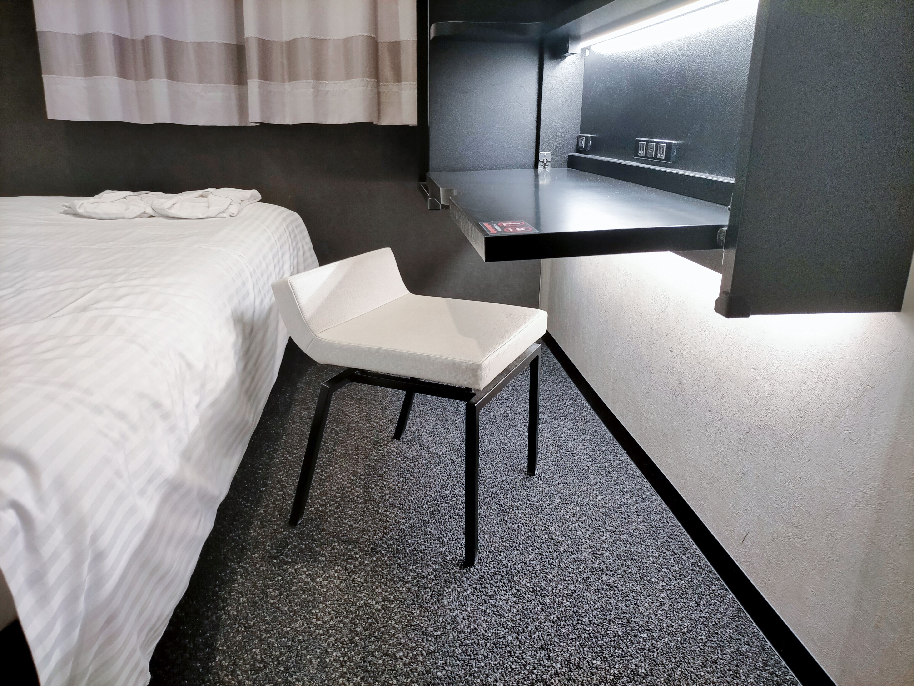 in-room safe, desk, laptop workspace, blackout curtains