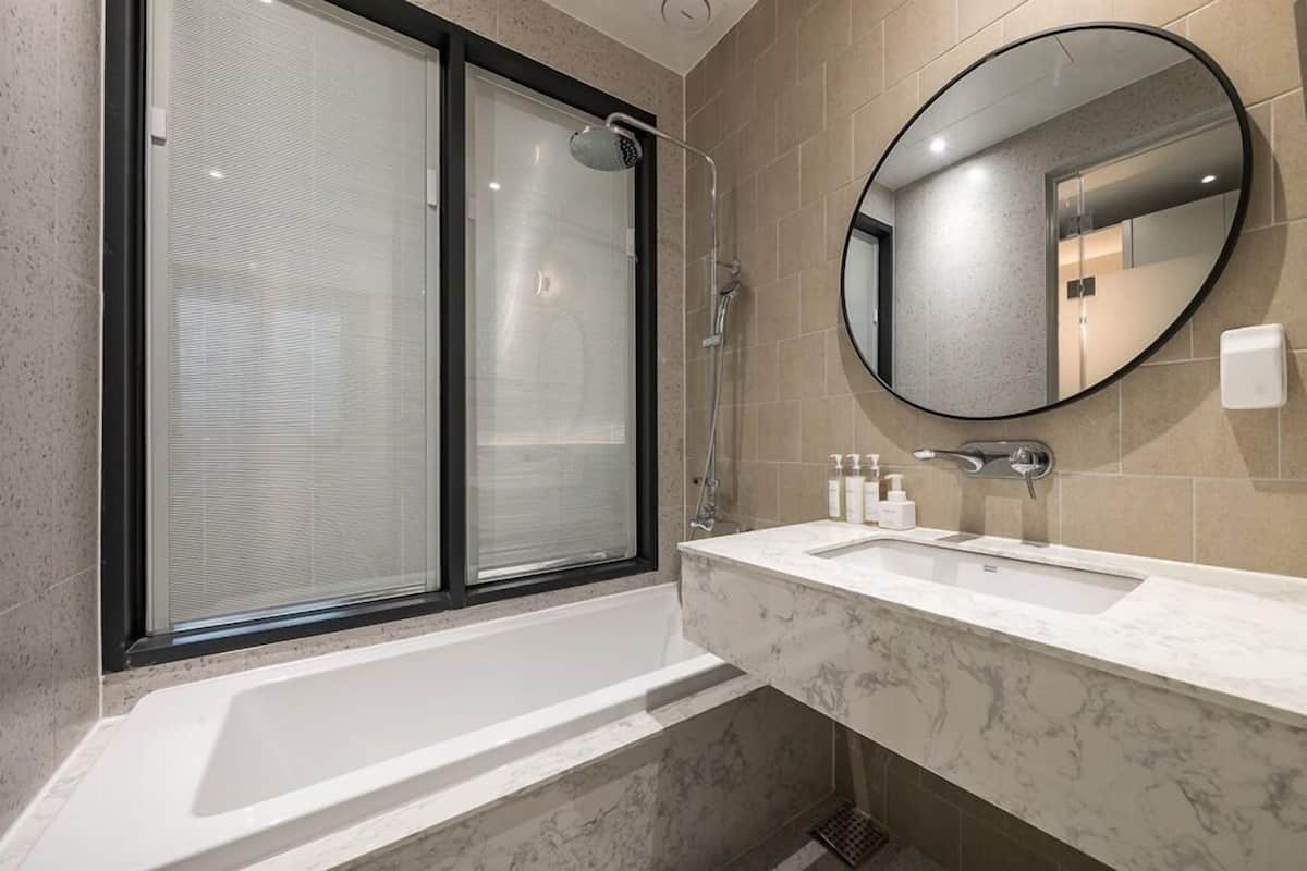 Buồng tắm vòi sen, đồ dùng nhà tắm miễn phí, máy sấy tóc