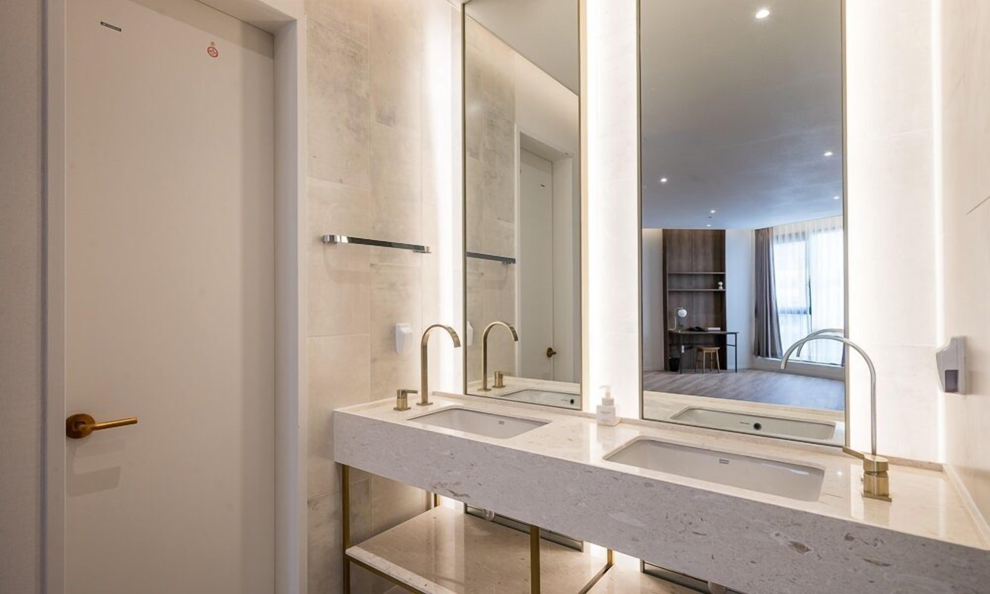 new building a - suite | bathroom | shower, free toiletries, hair dryer, slippers