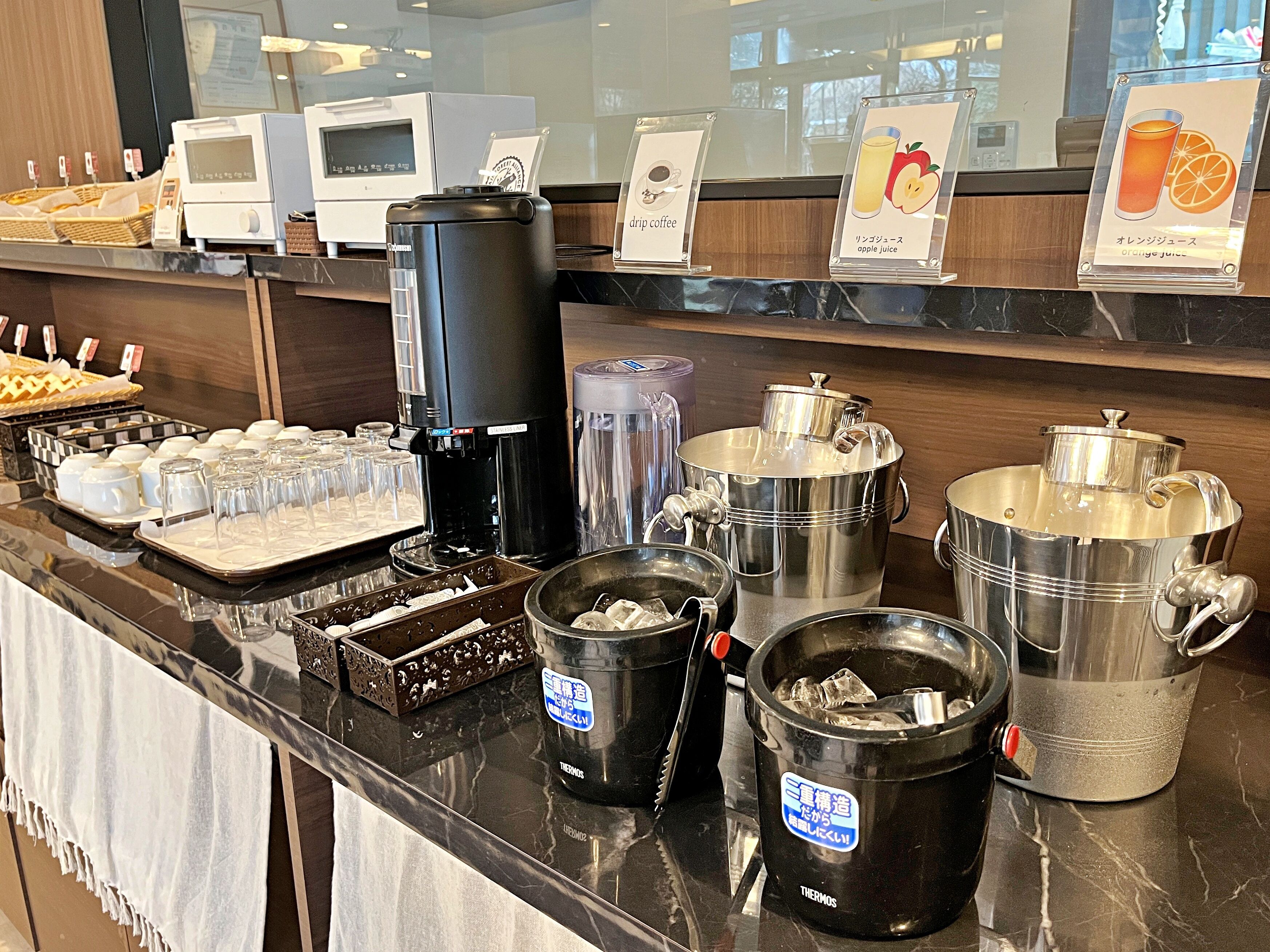 daily buffet breakfast (jpy 1000 per person)