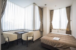 Desk, blackout curtains, soundproofing, free WiFi - Hotel Hakata Nakasu Inn (Fukuoka)