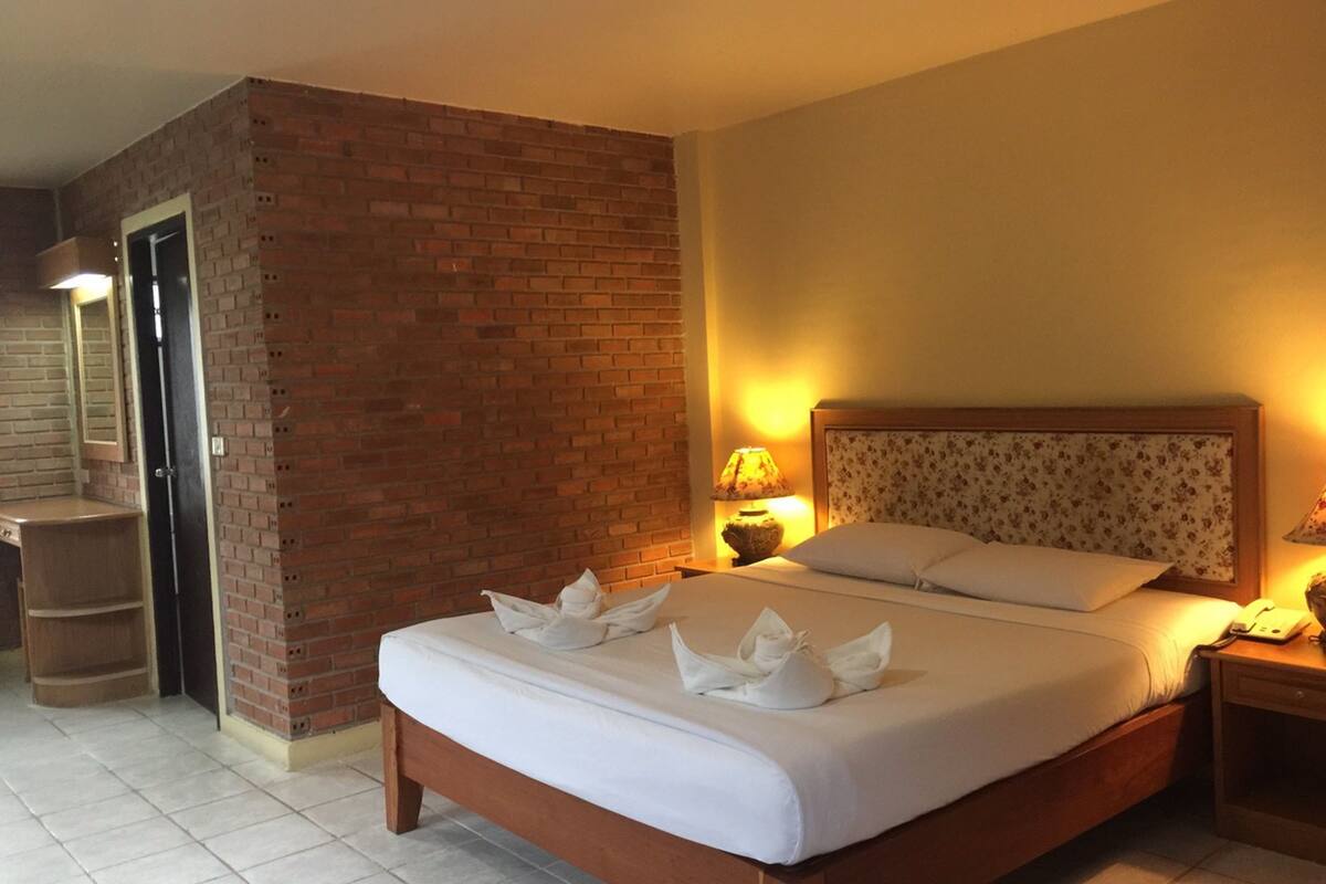 East Sea New Wing | Minibar, desk, rollaway beds (surcharge), WiFi (free)