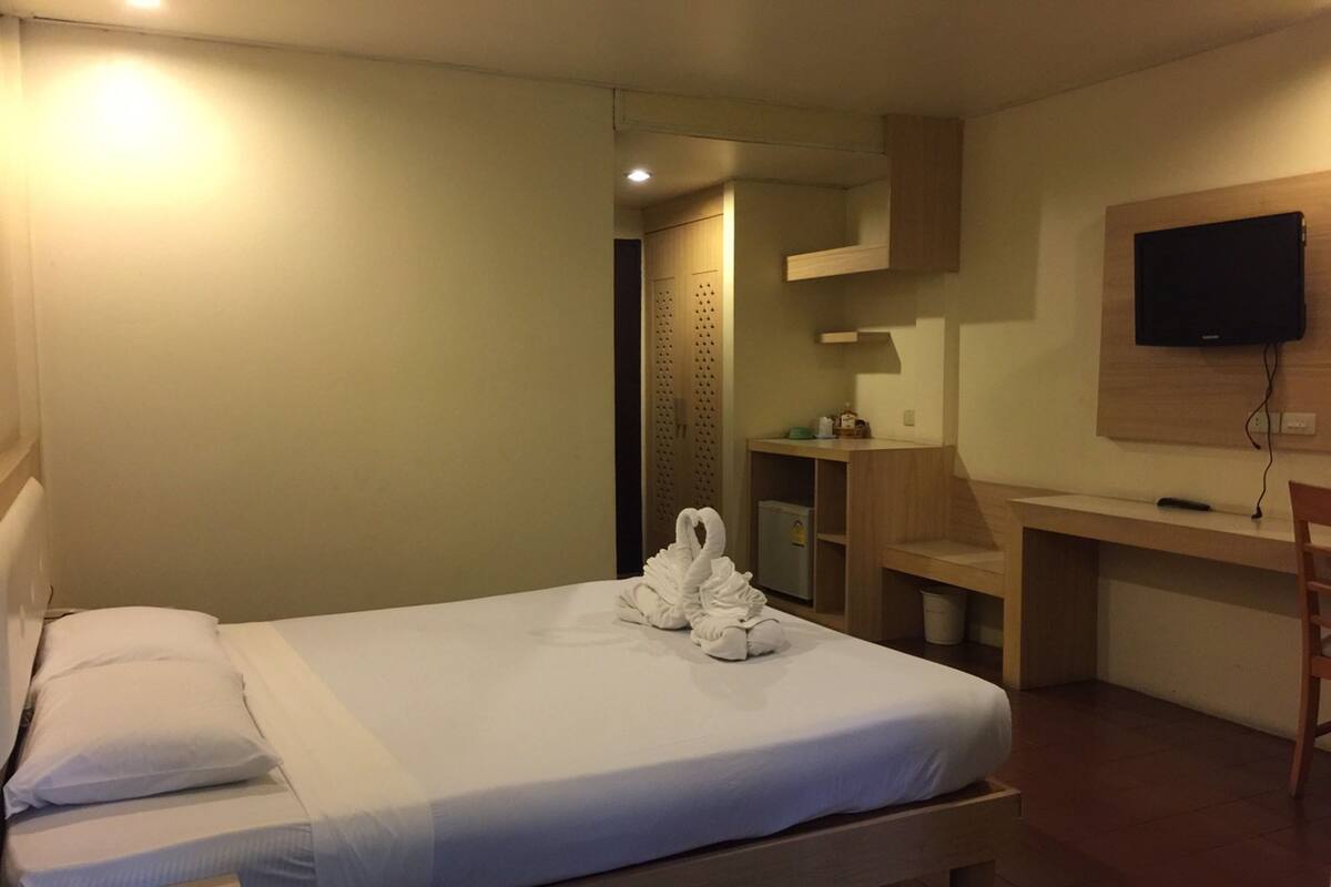 East Sea Old Wing | Minibar, desk, rollaway beds (surcharge), WiFi (free)