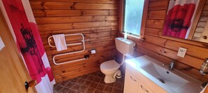 Dusche, kostenlose Toilettenartikel, Haartrockner, Handtücher