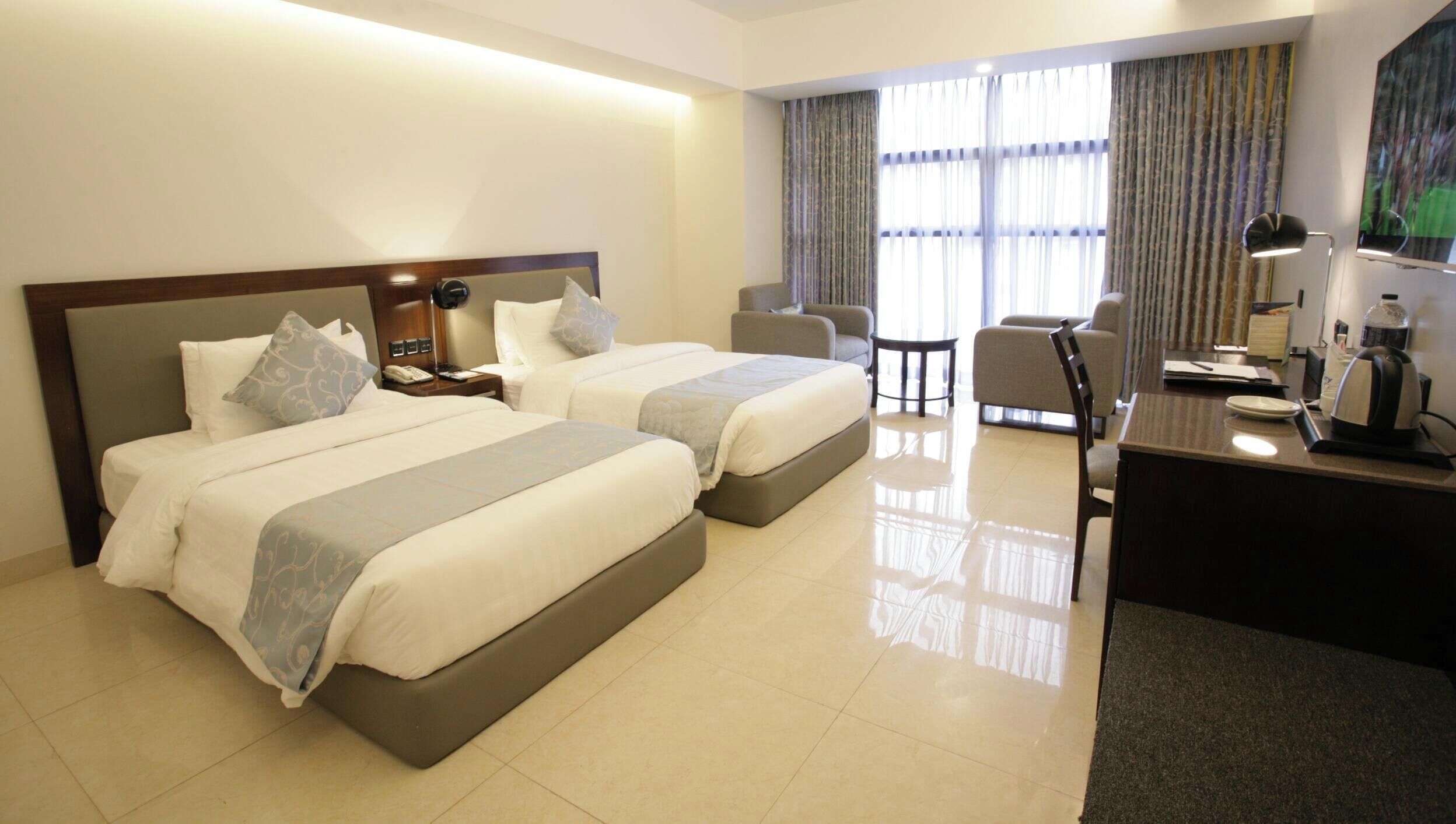 Habitación Premier con 2 camas individuales, baño privado | Ropa de cama de alta calidad, colchones con acolchado adicional, minibar