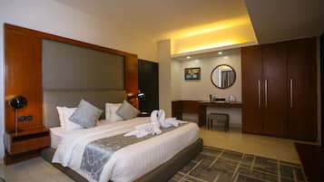 Executive Studio, 1 Katil Raja (King), Ensuite, Corner | Peralatan tempat tidur premium, tilam berlapik, bar mini