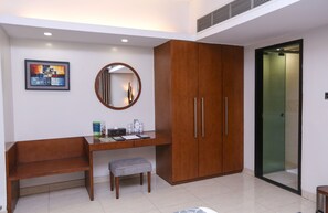 Executive Studio, 1 Katil Raja (King), Ensuite, Corner | Peralatan tempat tidur premium, tilam berlapik, bar mini 