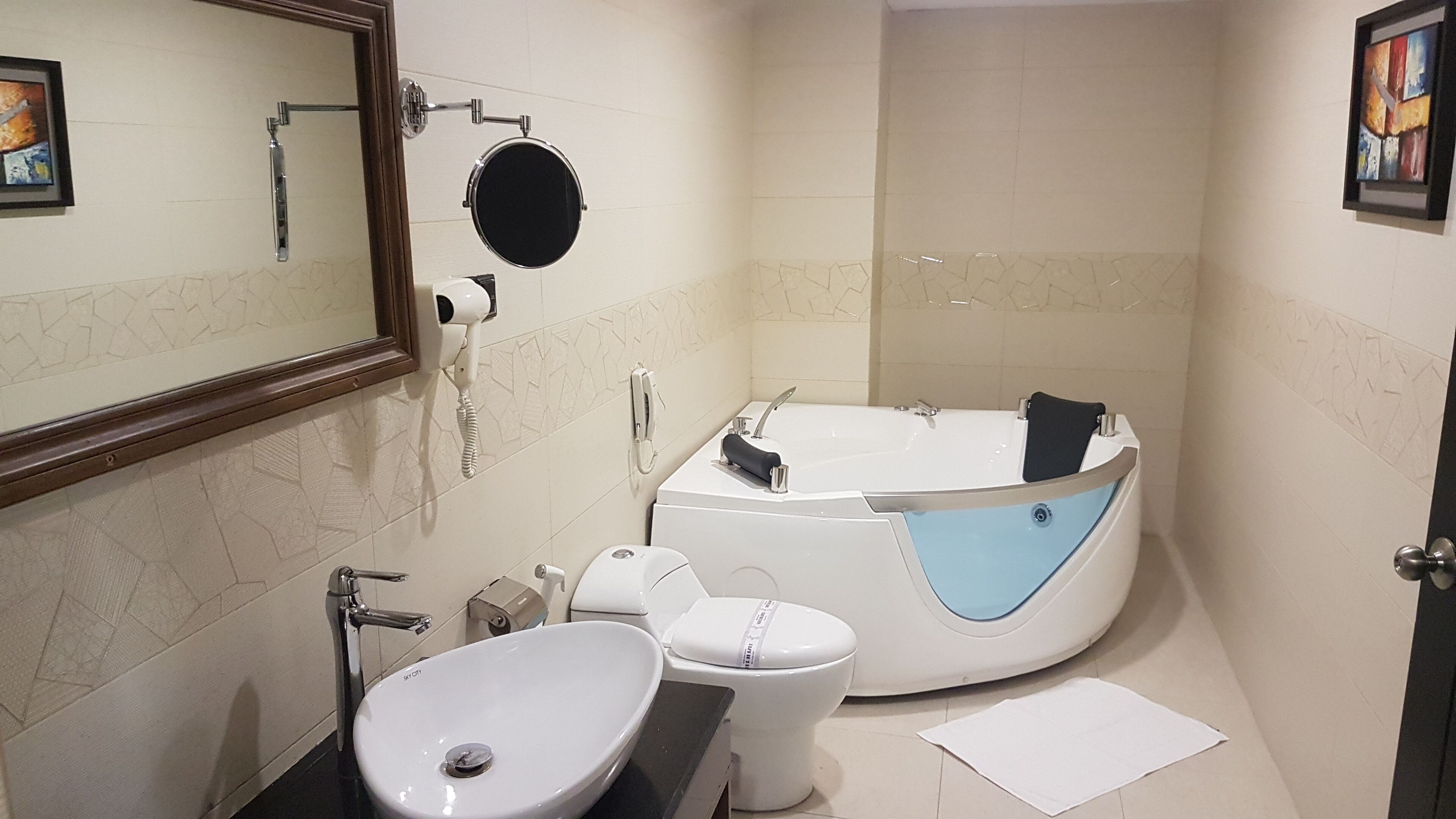 executive studio, 1 king bed, ensuite, corner | bathroom | rainfall showerhead, designer toiletries, hair dryer, bathrobes