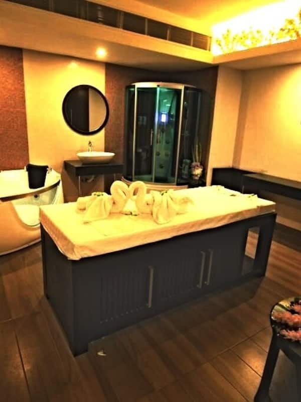 Couples treatment room(s), body treatments, aromatherapy, body wraps