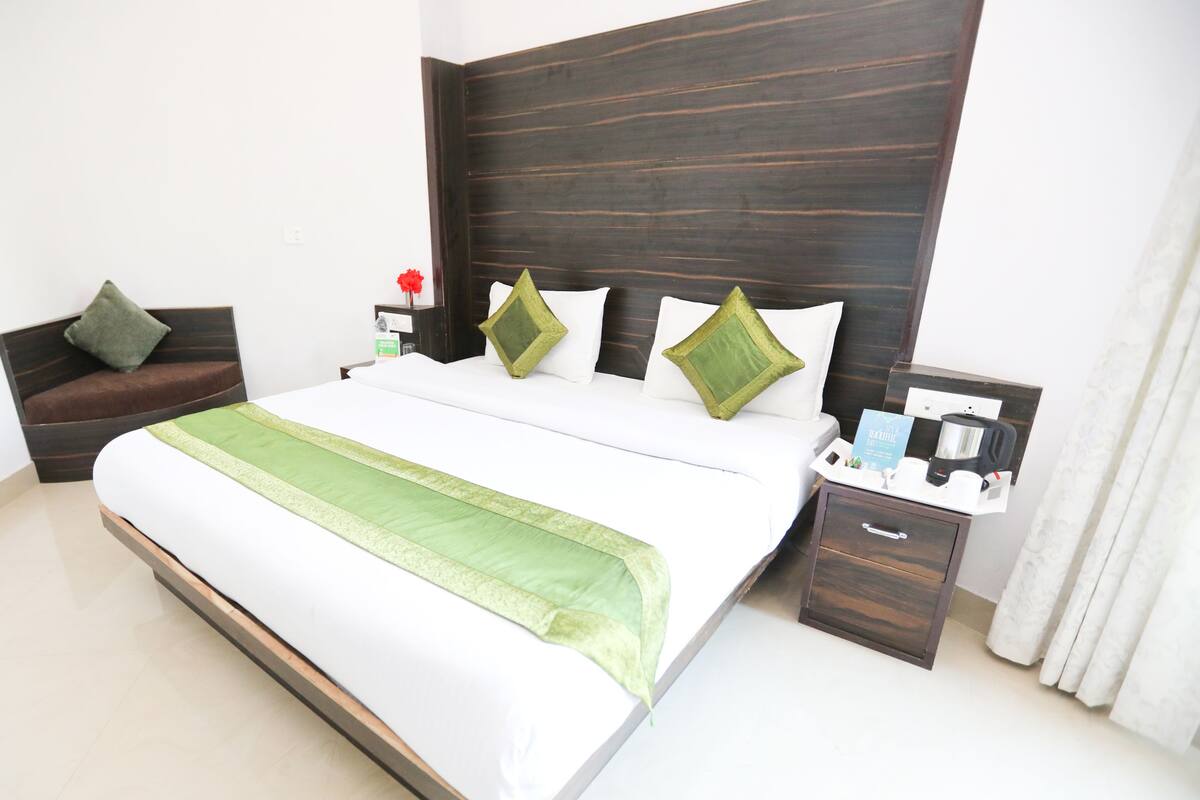 Desk, rollaway beds, free WiFi