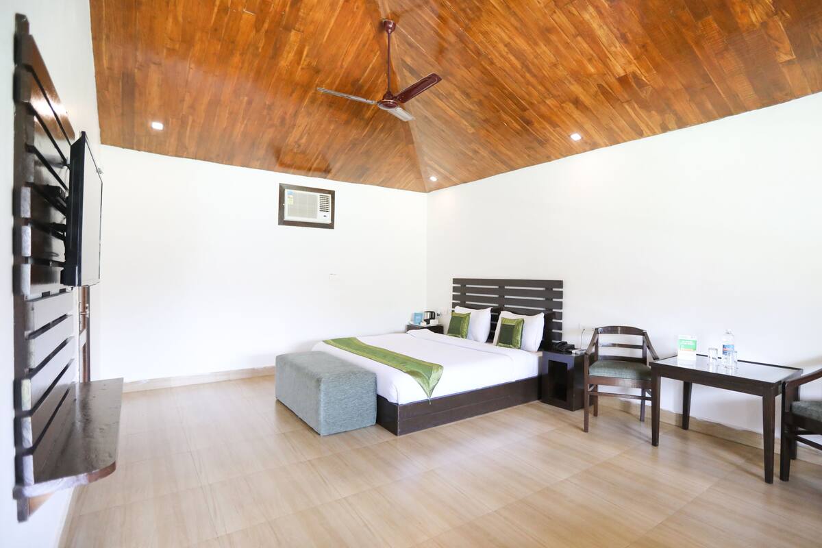 Desk, rollaway beds, free WiFi
