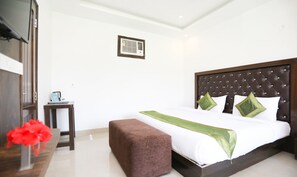 Desk, rollaway beds, free WiFi