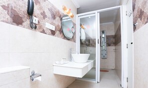 Kamar Premium | Kamar mandi | Shower, perlengkapan mandi gratis, handuk, dan sabun