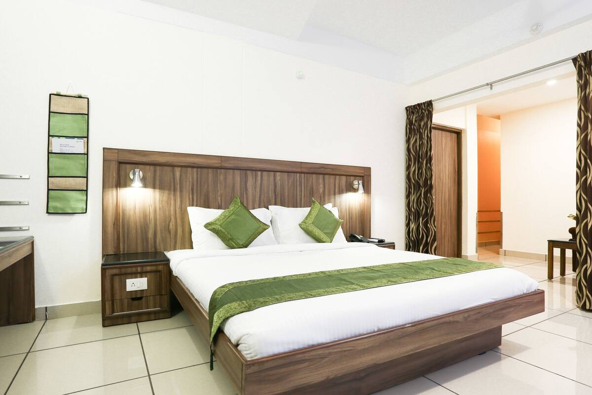 Deluxe Room | Desk, iron/ironing board, free WiFi