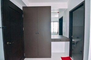Shower, free toiletries, slippers, towels - The Strand Suites and Dormitel (Davao)
