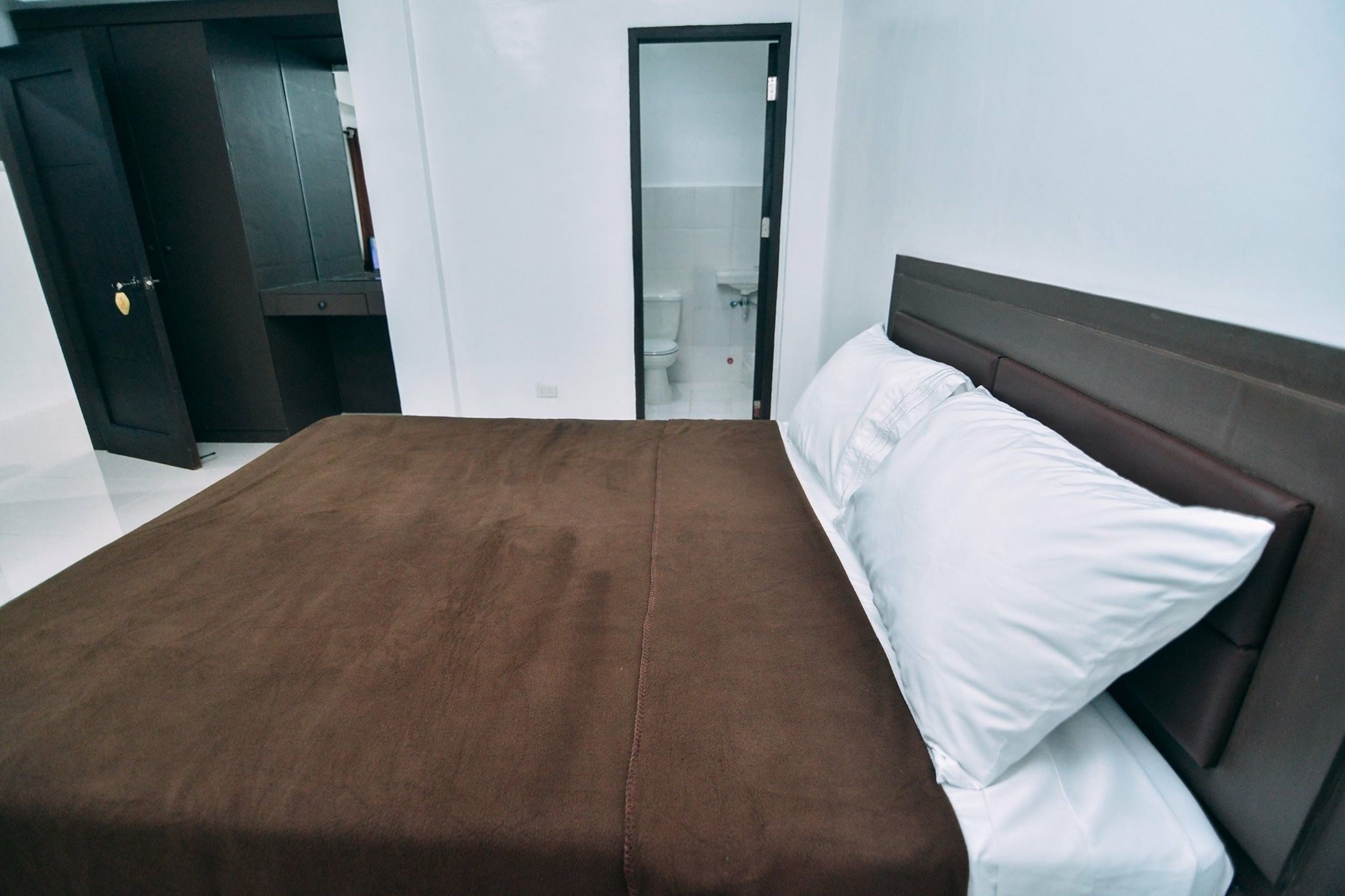 hypo-allergenic bedding, desk, free wifi, bed sheets