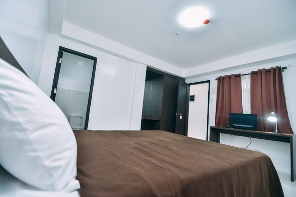 Hypo-allergenic bedding, desk, free WiFi, bed sheets