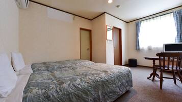 Twin Room | Desk, free WiFi