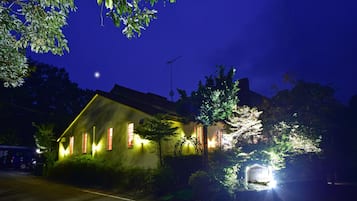 Depan hartanah - siang/malam