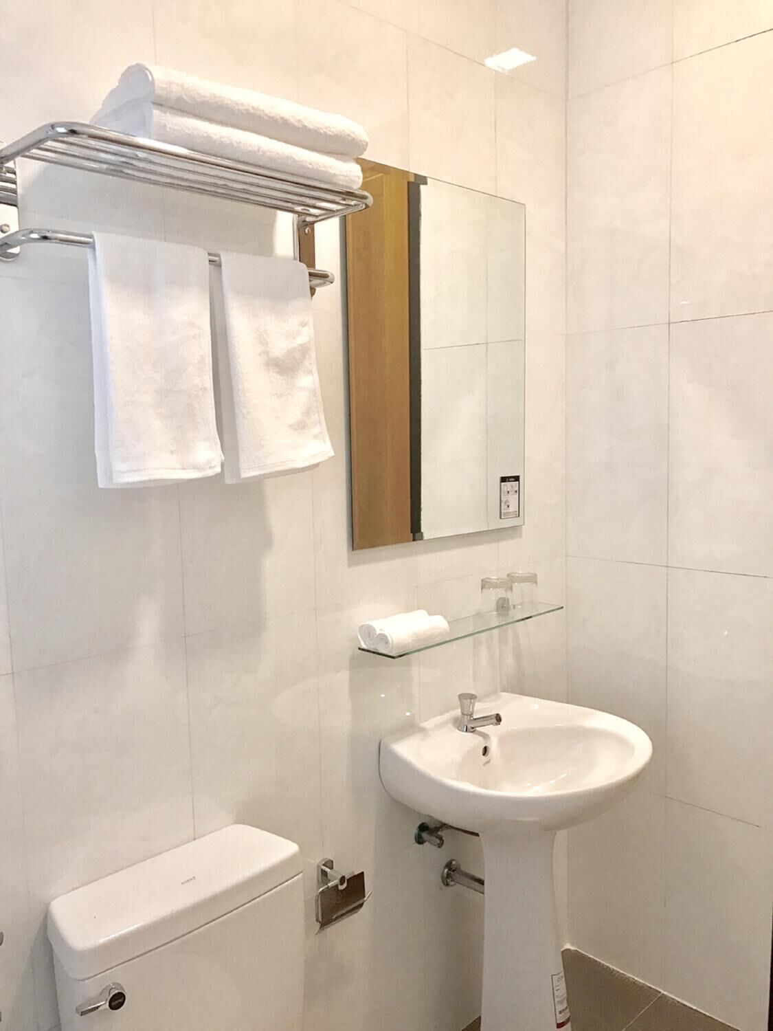 shower, free toiletries, hair dryer, slippers