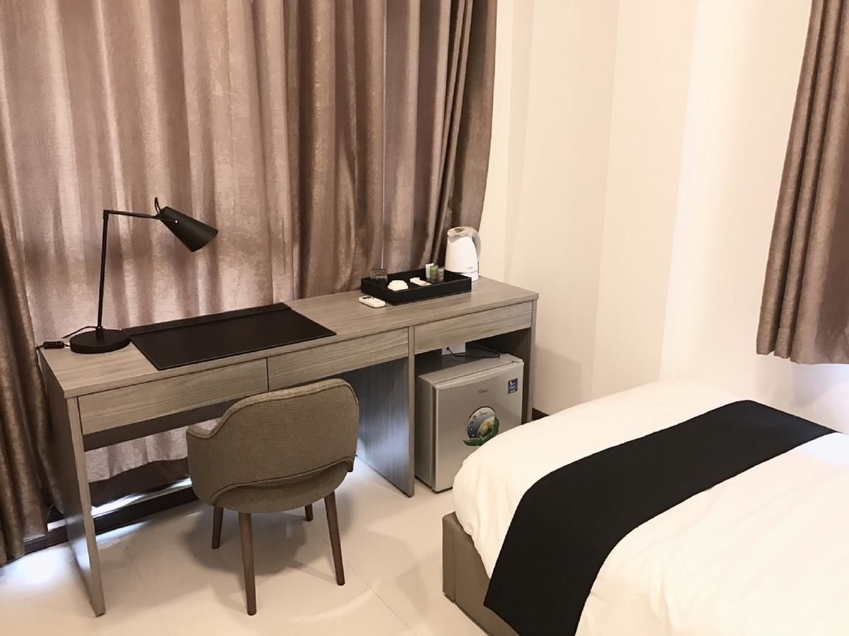 deluxe single room | minibar, in-room safe, desk, free wifi