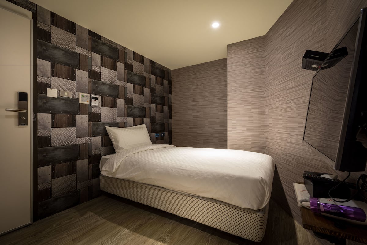 Soundproofing, free WiFi