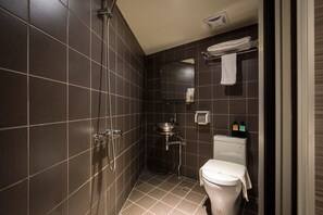 Shower, free toiletries, hair dryer, slippers - The Cole Hotel (New Taipei City)