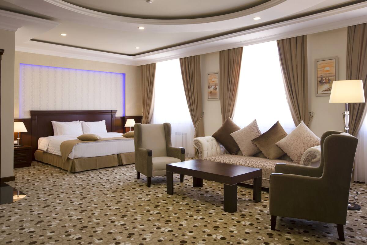 أغطية فراش متميزة وميني بار وخزنة داخل الغرفة ومكتب