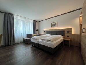 Standard-Zweibettzimmer | Zimmersafe, Schreibtisch, schallisolierte Zimmer, kostenloses WLAN