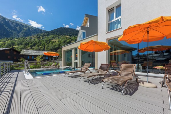 Innenpool, Außenpool, Sonnenschirme, Liegestühle