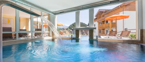 Piscine couverte, piscine extérieure, parasols de plage, chaises longues