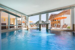 Indoor pool, outdoor pool, open 11 AM to 8 PM, pool umbrellas - Hotel Blattnerhof (Naters)