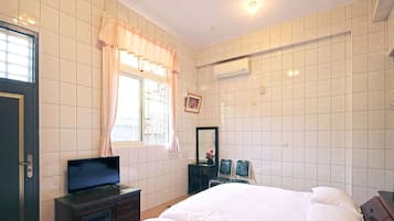 Desk, laptop workspace, blackout drapes, free WiFi