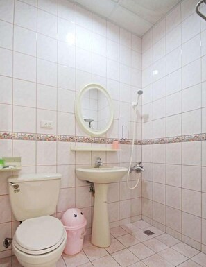 Shower, free toiletries, hair dryer, slippers - Dahan Guest House (Yuchi)