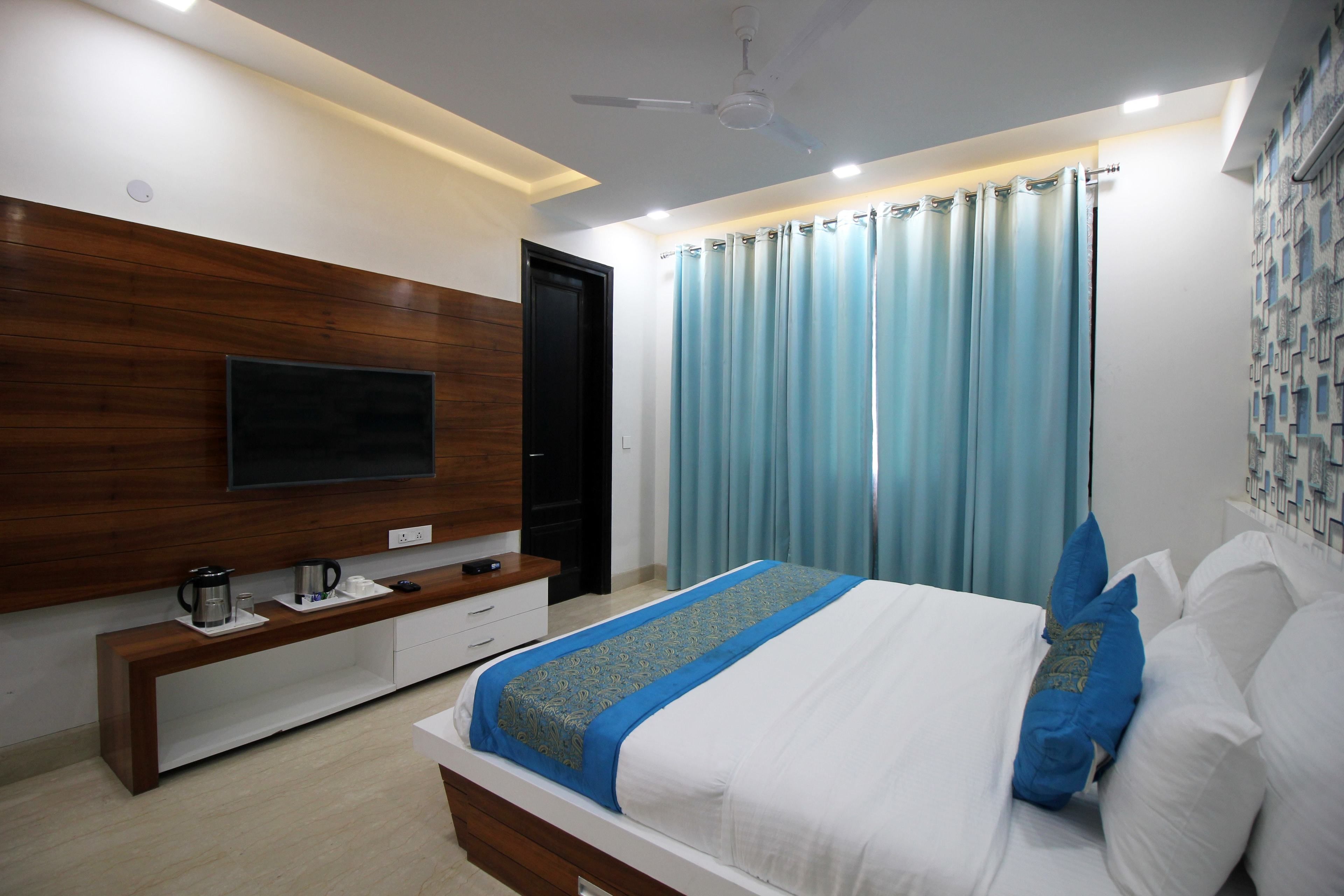 华丽客房 | 特色家居、办公桌、笔记本电脑工作区、遮光窗帘