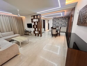 Flat-screen TV - Gazebo Inn And Suites (Gurugram)