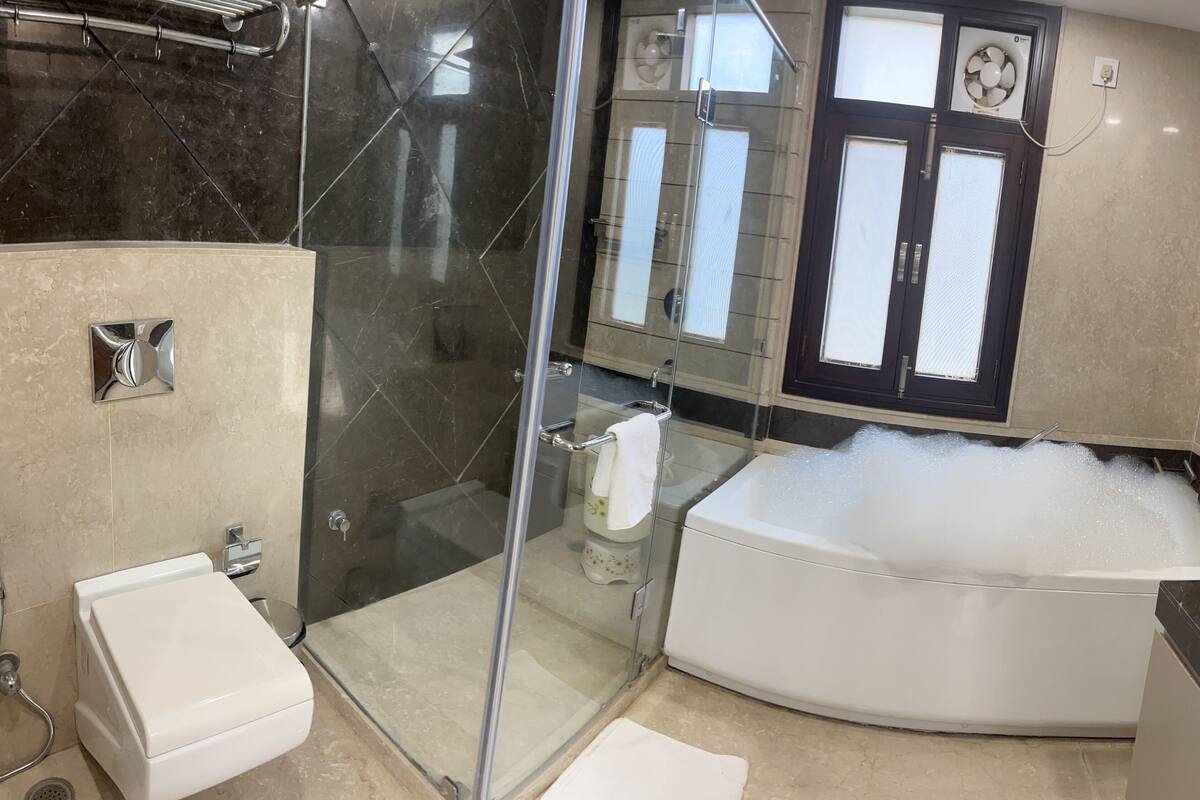 Luxury Suite, Hot Tub, Garden View | Bathroom | Free toiletries, slippers, towels, soap