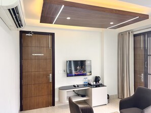 Individually furnished, desk, laptop workspace, blackout curtains - Gazebo Inn And Suites (Gurugram)