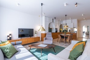 Presidential Apartment (A1: Na Zicher) | Living room | 40-inch flat-screen TV with cable channels, TV - City Lights Apartments (Kraków)