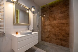 Appartement Affaires (L8) | Salle de bain | Douche, articles de toilette gratuits, sèche-cheveux
