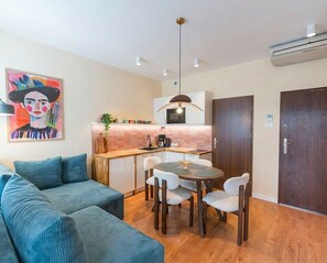 Family Studio Suite (17B) | Premium bedding, individually decorated, individually furnished - City Lights Apartments (Kraków)