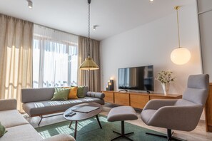 Presidential Apartment (A1: Na Zicher) | Living room | 40-inch flat-screen TV with cable channels, TV - City Lights Apartments (Kraków)