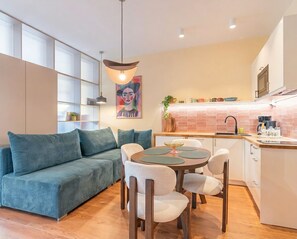 Family Studio Suite (17B) | Premium bedding, individually decorated, individually furnished - City Lights Apartments (Kraków)