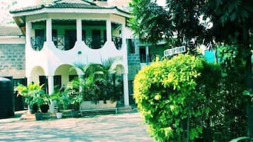 Vista frontal de la propiedad