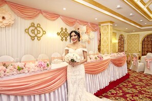 Serveert ontbijt, lunch, diner, lokale en internationale gerechten 