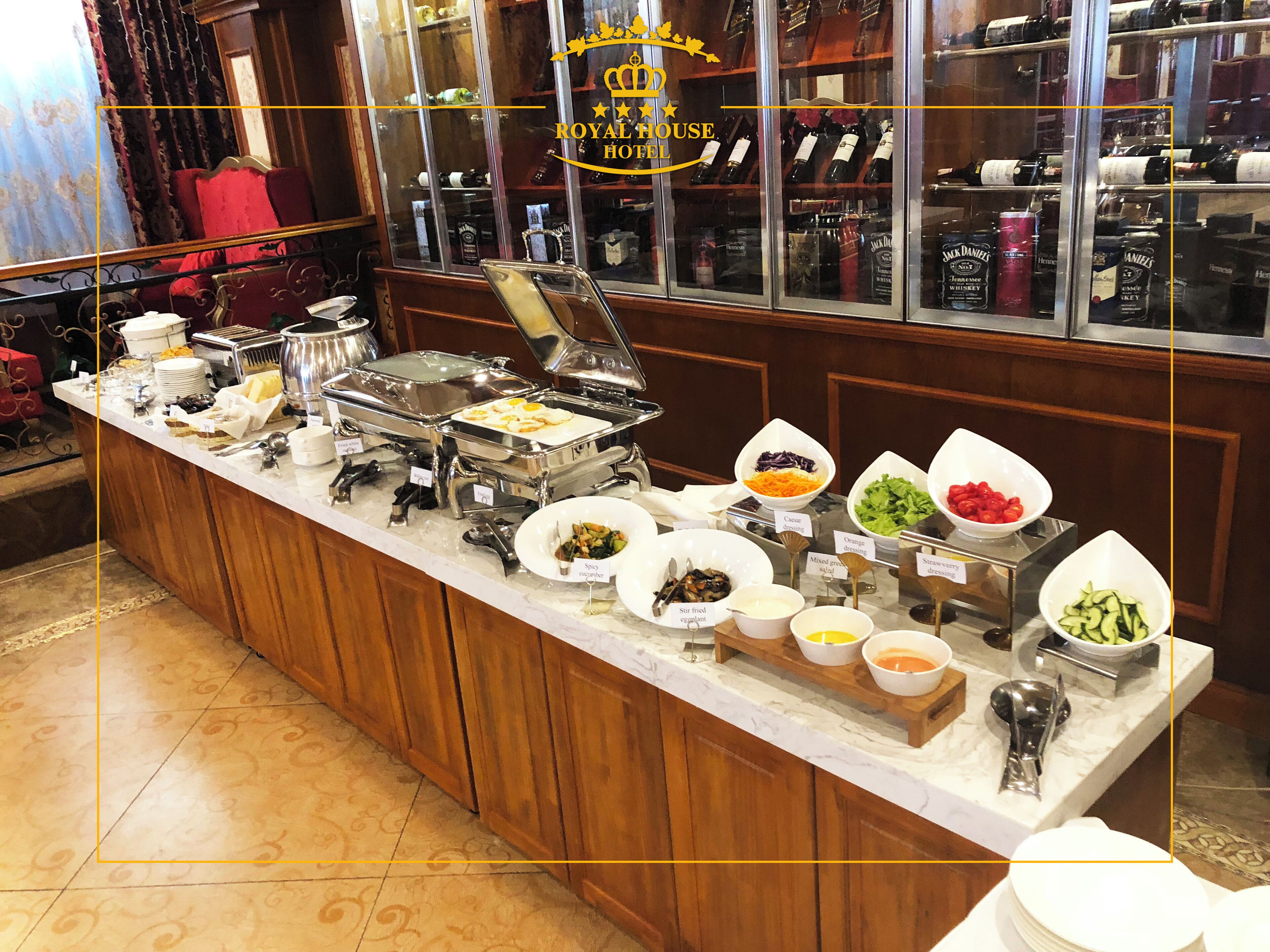 朝食 (ビュッフェ)、毎日提供 (1 名様 10 USD)